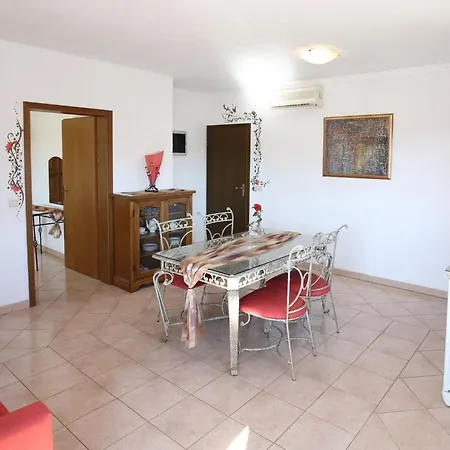 Linet 6- By Interhome